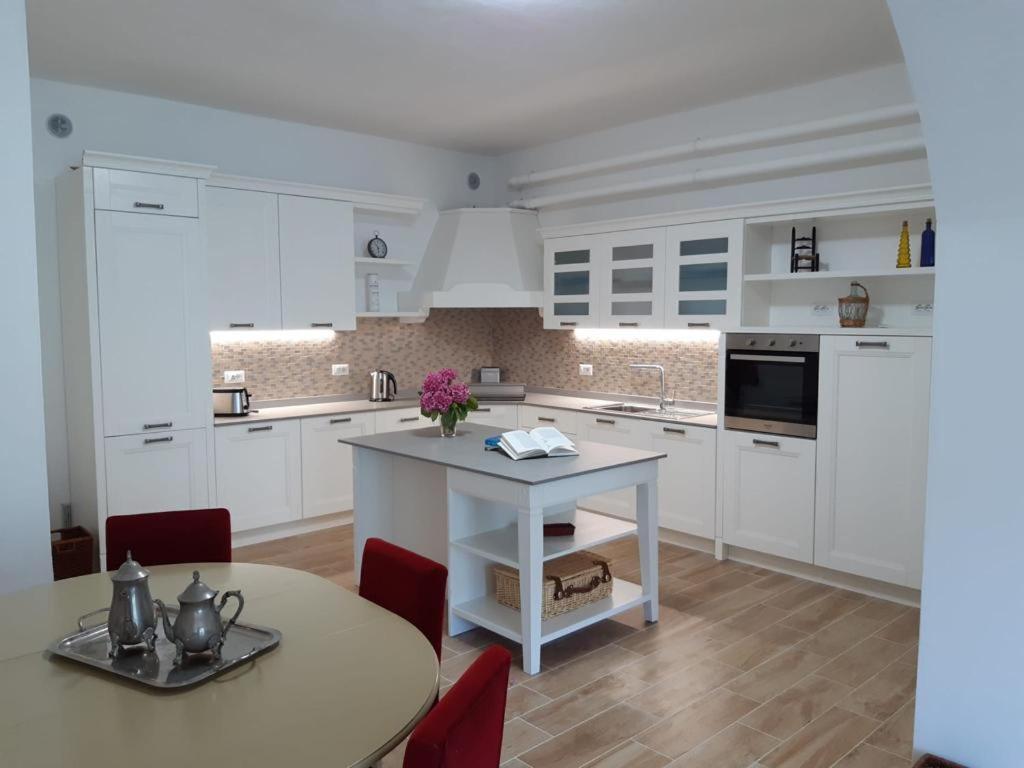 Big Apartment With Lake View And Two Bedrooms Sala Comacina Extérieur photo